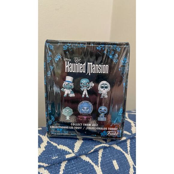 NEW Disney Haunted Mansion Ezra Hitchhiking Ghost Vinyl Figure - Picture 3 of 6